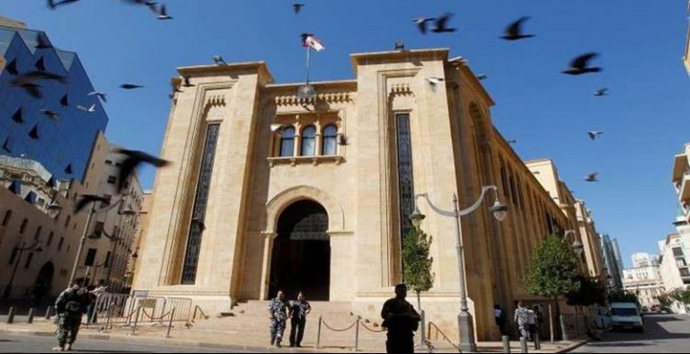 إرجاء البحث بالقانون المتعلق بمتعاقدي التعليم الرسمي