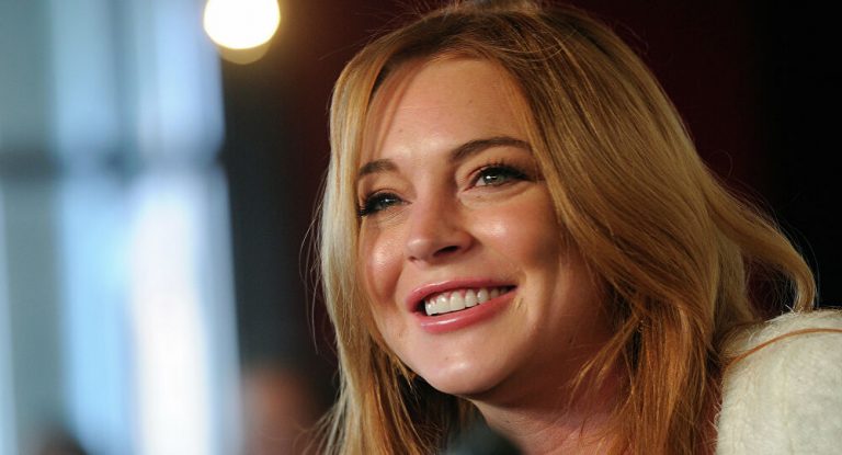 ليندسي لوهان تعلن خطوبتها والعريس عربي !