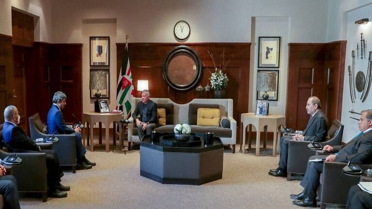 ملك  الأردن استقبل وزير الخارجية الإماراتي وجرى بحث آخر التطورات في المنطقة