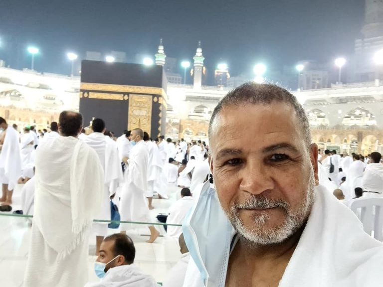 بالصور – مصري يسافر بدراجته النارية لآداء العمرة من القاهرة إلى مكة!