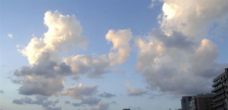 الطقس غدا غائم مع انخفاض في الحرارة وأمطار خفيفة