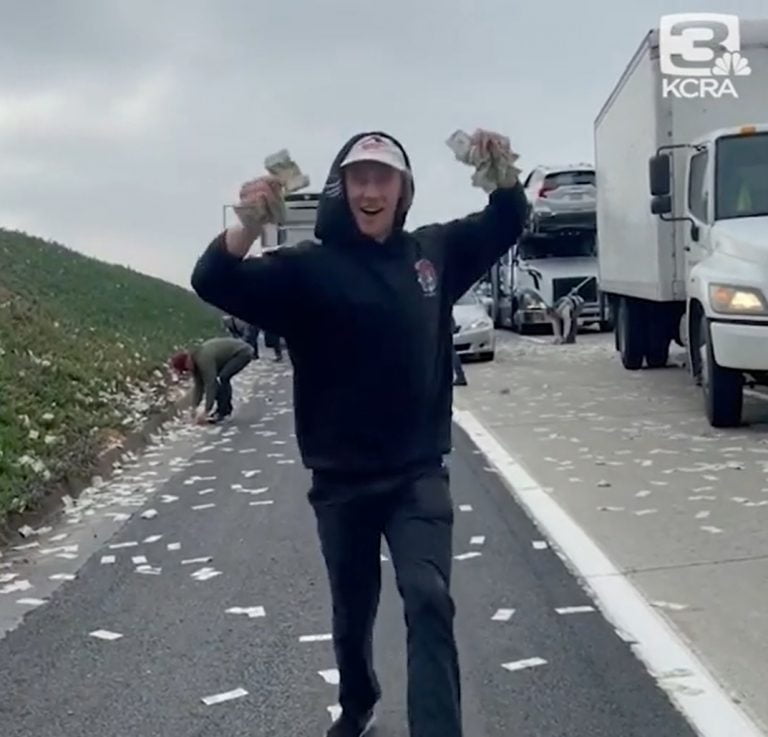 آلاف الدولارات توقف الحركة على طريق كاليفورنيا