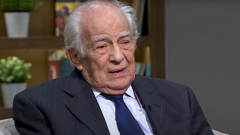 بعد بكائه على الهواء.. هذه تفاصيل الأزمة بين رشوان وإبنته