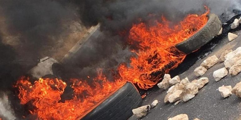 مع ارتفاع سعر صرف الدولار.. قطع الطرقات يعود إلى الواجهة!