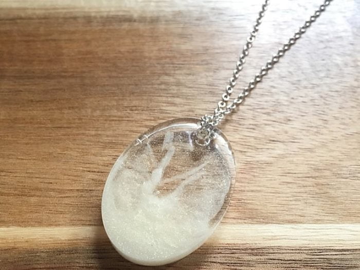 حليب الأمهات يدخل في صناعة المجوهرات