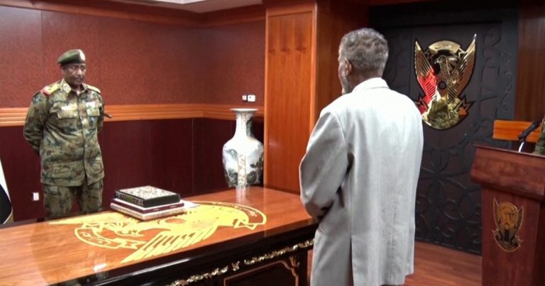 رفض سياسي وشعبي لإعلان البرهان ترؤسه مجلس سيادة جديد