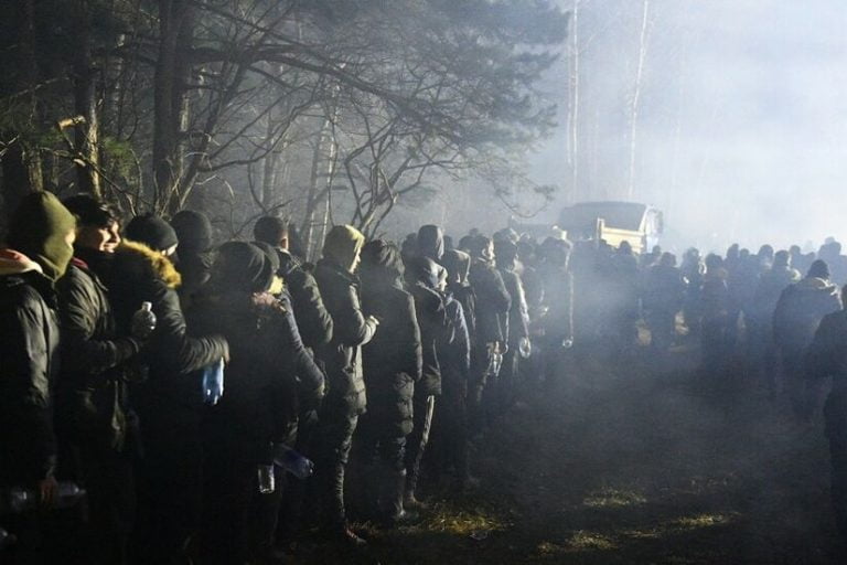 بولندا: المهاجرون يستعدون لـ”اقتحام” حدودنا