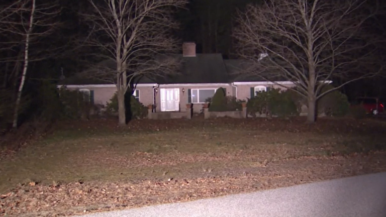 امرأة تقيم مع جثة والدتها “المتعفنة” لأشهر داخل منزلهما… والدافع؟!