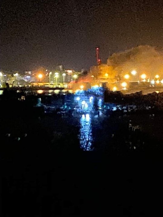 احتراق “حاويات تجارية” بمرفأ اللاذقية نتيجة العدوان الإسرائيلي