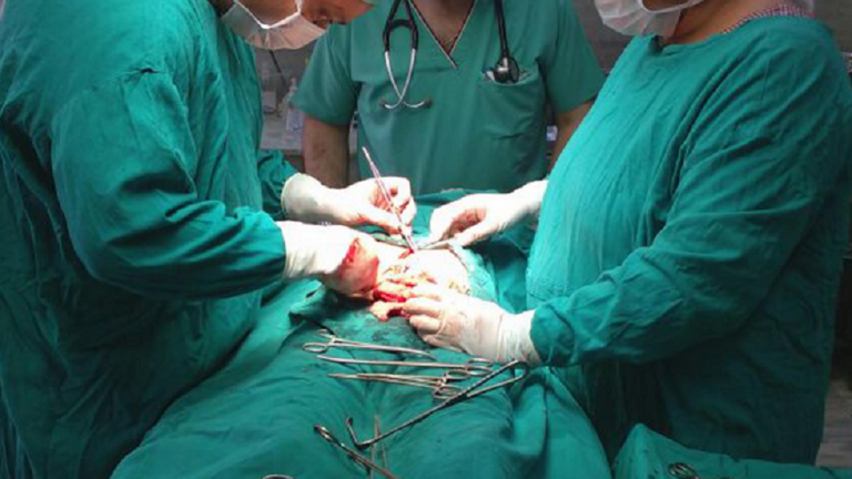 بالصور – “دبوس” بطول “2سم” في معدة فتاة!!