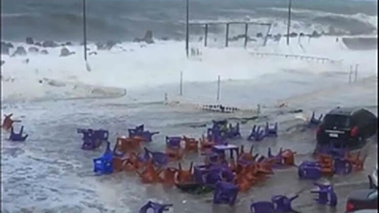 بالفيديو – “الأمواج تغرق الإسكندرية”