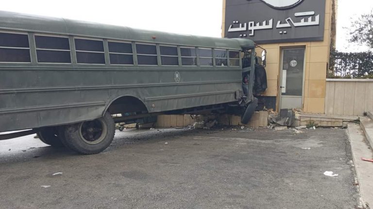 بالصور.. حافلة للجيش تتعرض لحادث مروع