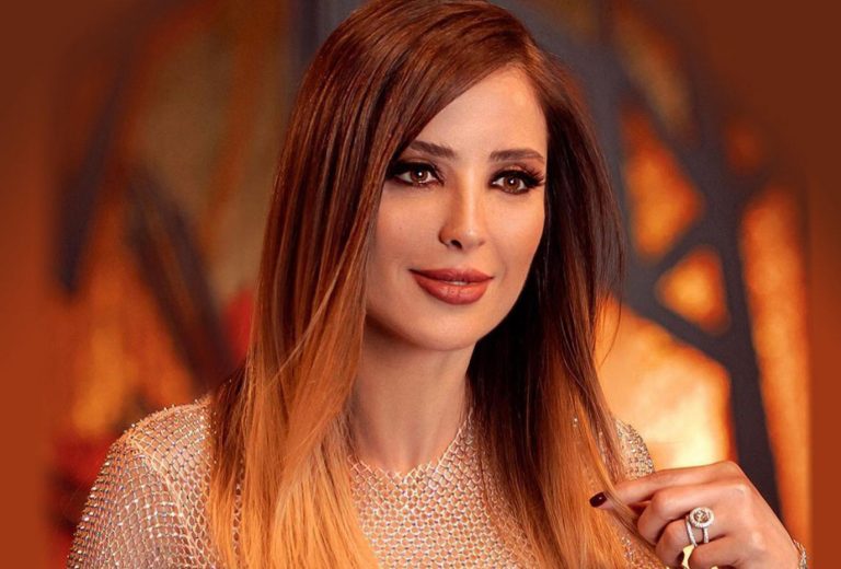 الكيلاني بفستان ضيق في إطلالة جديدة وساحرة