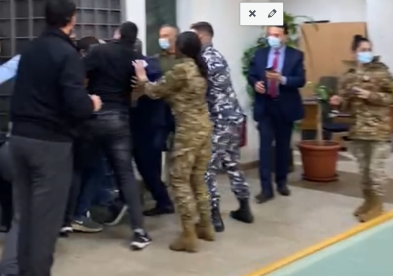 بالفيديو: اشكال وتضارب أمام المصارف اللبنانية!