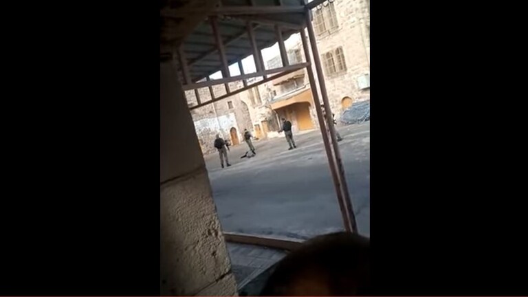 جيش العدو يعتقل “مسنّة” في الخليل!