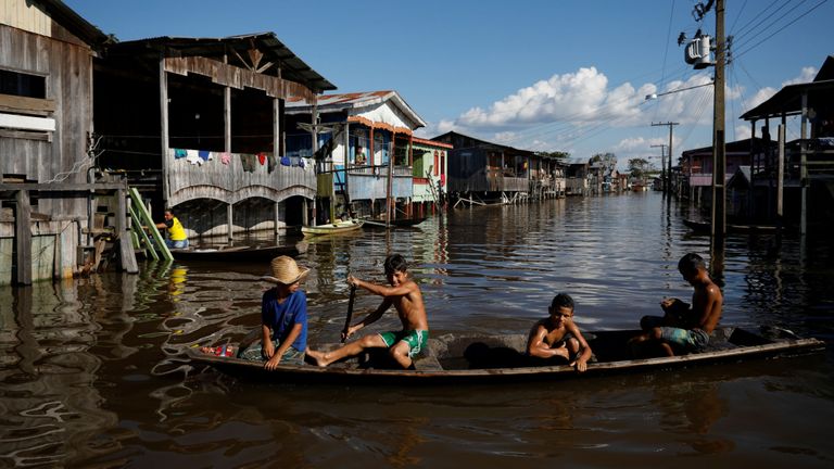 مصرع 17 شخصا ونزوح الآلاف جراء فيضانات “البرازيل”