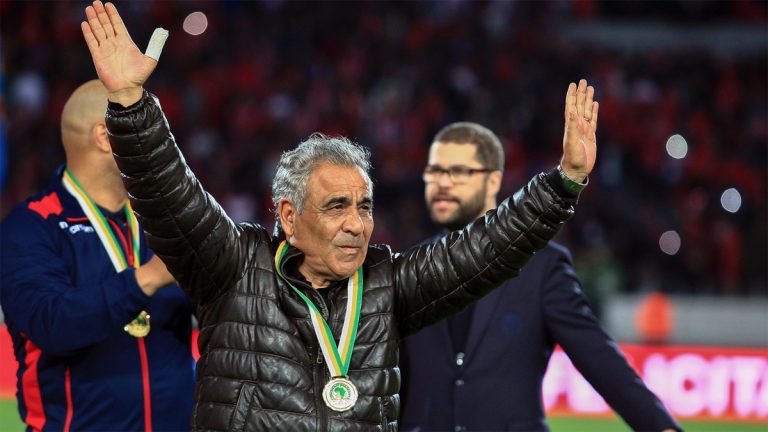 بالفيديو.. مدرب كرة قدم “يُفتي” في الخمر: “مش حرام”!