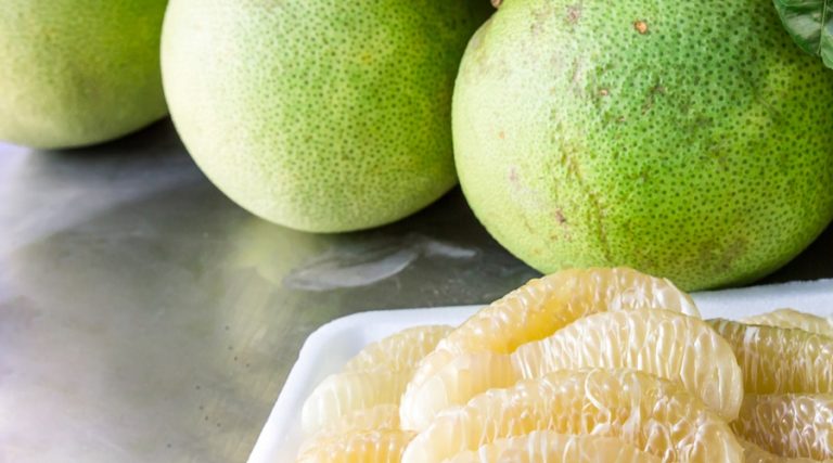 فئة من الناس عليها تجنب تناول فاكهة “البوملي”