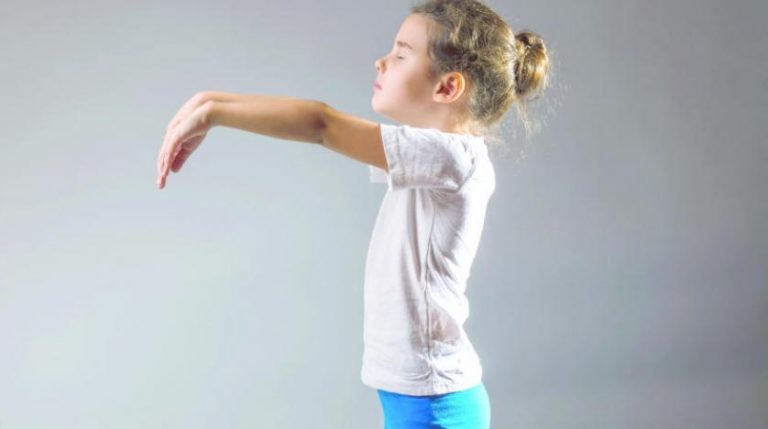 ما هي أسباب السير أثناء النوم عند الأطفال؟