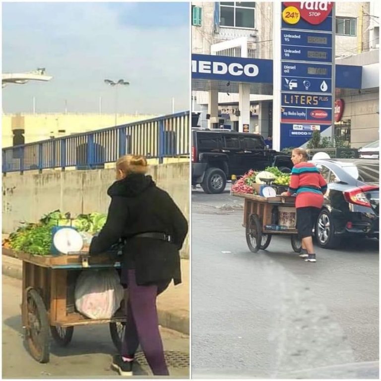 عربة لبيع الخضار في بيروت.. والبائعة امرأة!