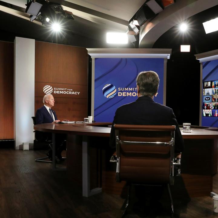 “القمّة من أجل الديمقراطية” تتجاهل العالم العربي!