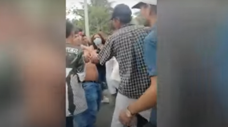 بالفيديو – شباب يتجولون بـ “جثة صديقهم” على الدراجة النارية!