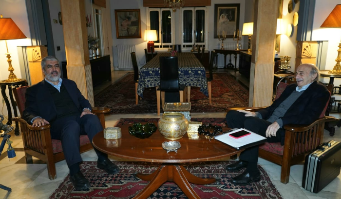 جنبلاط مستقبلاً مشعل: لا خوف على فلسطين