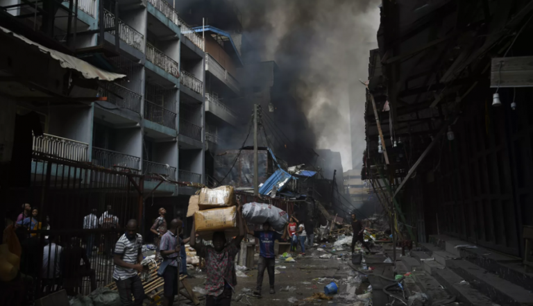 30 قتيلاً بحريق حافلة ركاب أشعلها مسلّحون في نيجيريا!