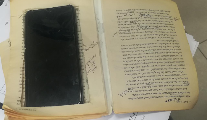 هواتف خلوية أصغر من الولاعة بأحد السجون!