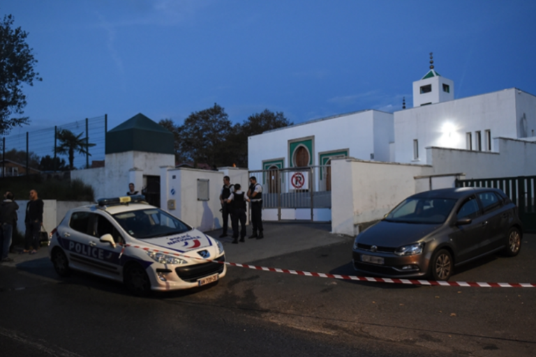 وزير داخلية فرنسا يدين الاعتداءات على مساجد المسلمين