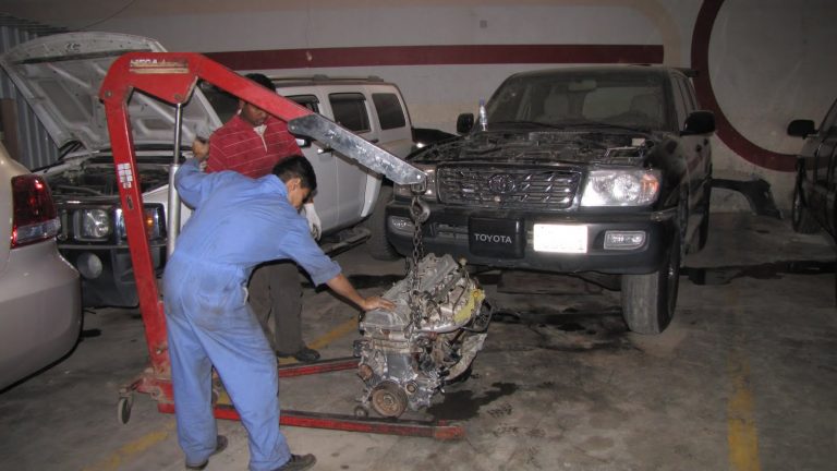 قضى بعد سقوط سيارة عليه أثناء تصليحها!