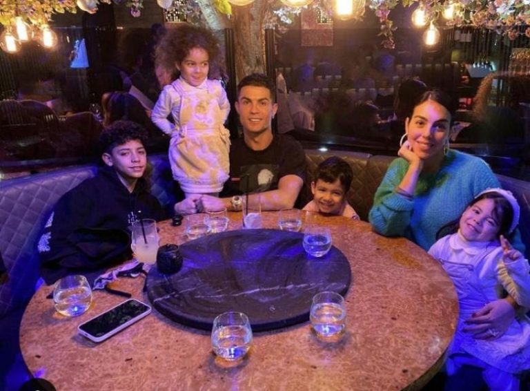 كريستيانو رونالدو وجورجينا رودريغيز يكشفان جنس توأمهما