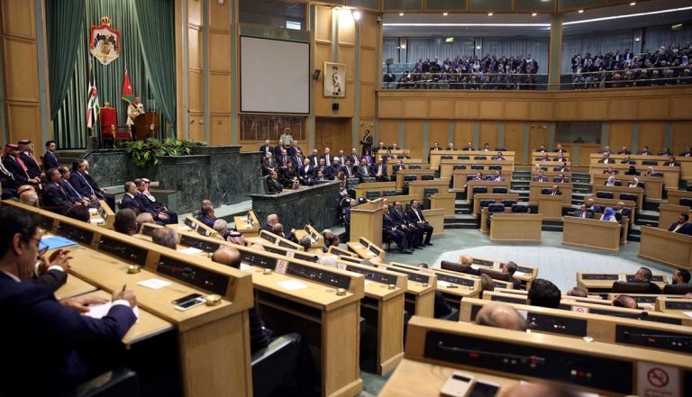 بالفيديو.. عراك بالأيدي داخل مجلس النواب الأردني!