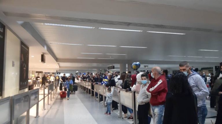 بعد الشكاوى من الوضع في المطار.. محاضر ضبط بحق المخالفين!