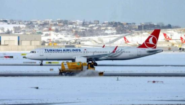 استمرار إغلاق مطار اسطنبول بسبب الثلوج الكثيفة