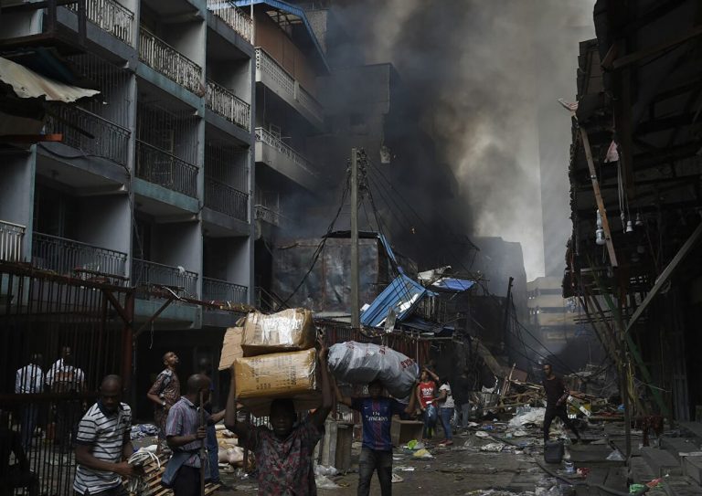 مقتل عشرات المدنيين وإحراق منازل وسط نيجيريا