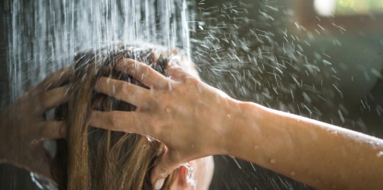الاستحمام بهذا الشكل يفقدك شعرك