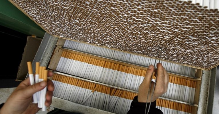 ضبط كميات من السجائر المهربة والمعسل المزور