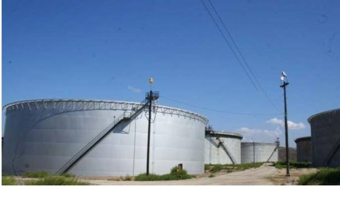 عمال منشآت النفط في طرابلس يعلقون الاضراب