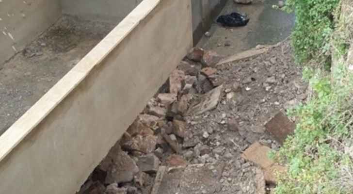 انهيار حائط