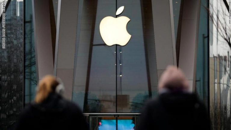 انجاز تاريخي لـ “apple”!