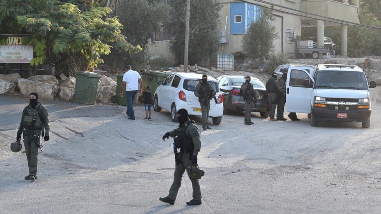 حملة اعتقالات لـ”شرطة الإحتلال” بمساعدة “عميل”