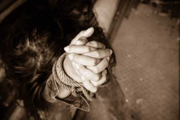 أوهمها بالزواج ثمّ خطفها!