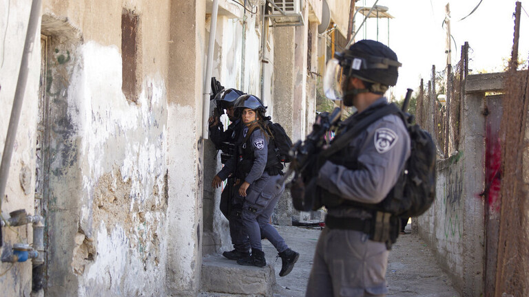 هدد بحرق نفسه بعد طرد عائلته من منزلها في حي الشيخ جراح