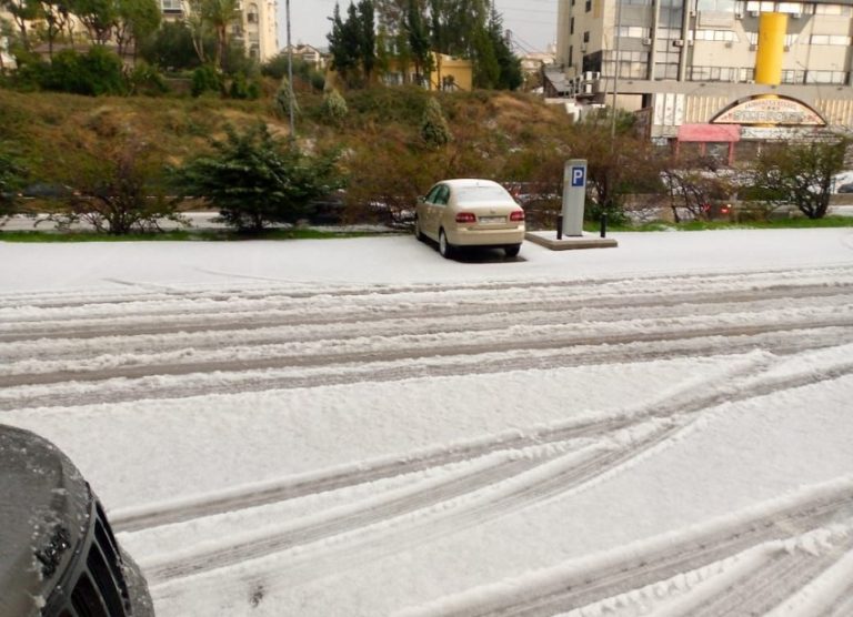 بالفيديو والصور: الثلوج تغطي شوارع صيدا!