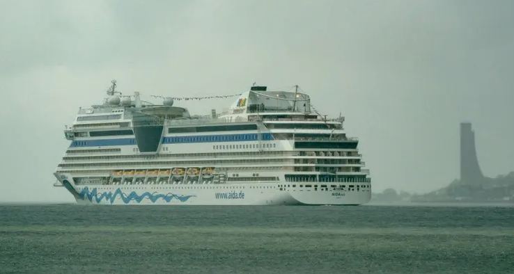 “السفينة الموبوءة”.. محجوزة بـ4 آلاف راكب!