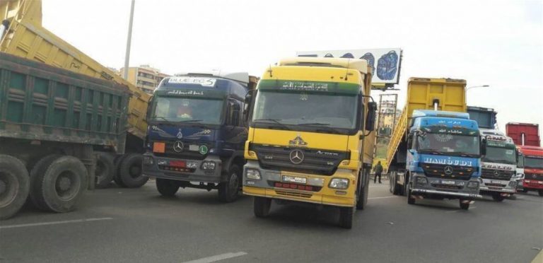 “الشاحنات العمومية” في المرفأ تعلن التزامها بالاضراب