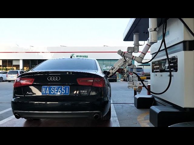 بالفيديو- “روبوت” يزود السيارات بالوقود في الصين