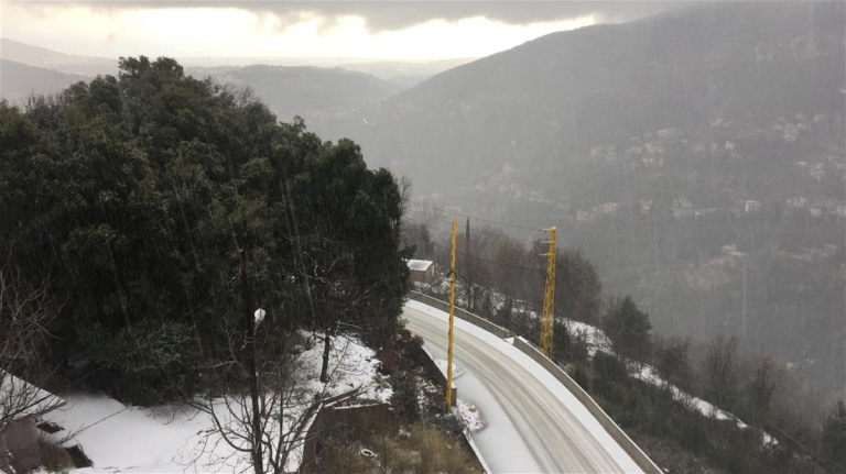 إنقاذ 4 شبان علقوا وسط الثلوج في جرود الضنية