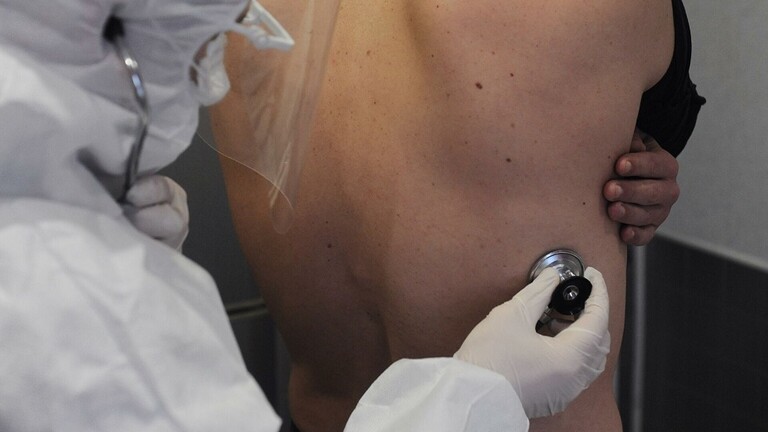 آلام أسفل الظهر يمكن أن تشير إلى الإصابة بـ “أوميكرون”!